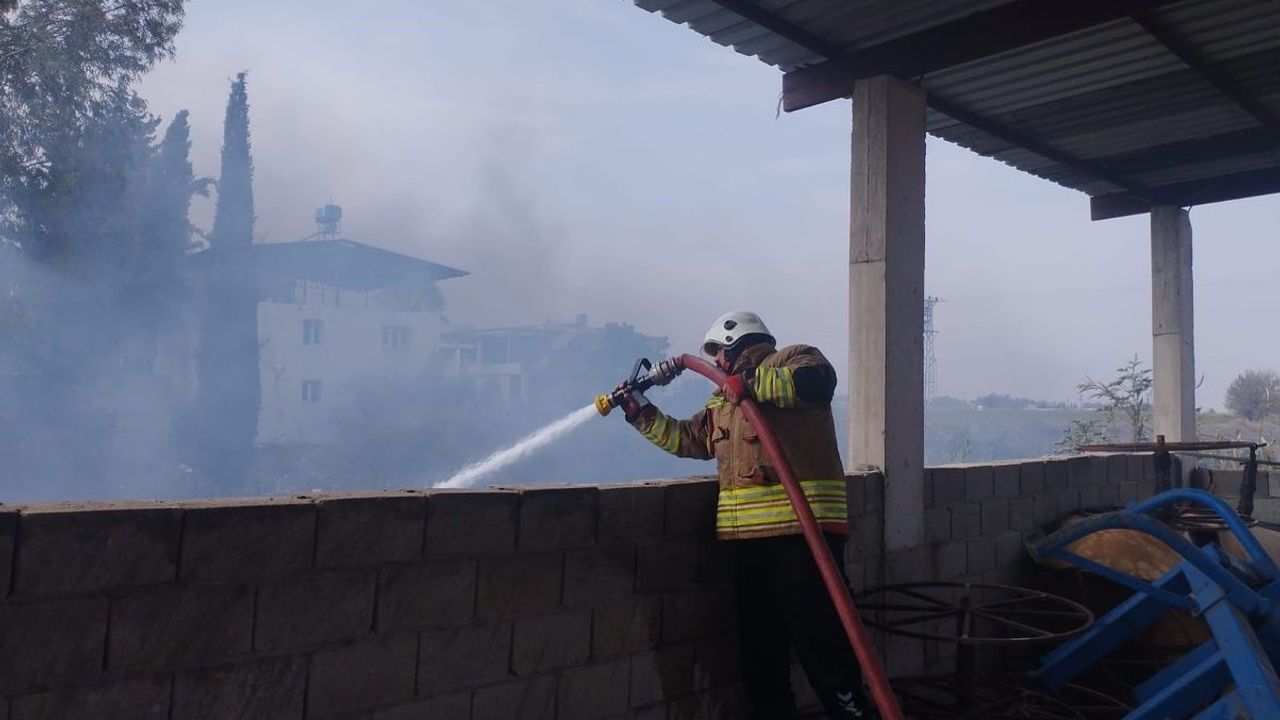 Kumlu'da bahçe yangını evlere sıçramadan söndürüldü