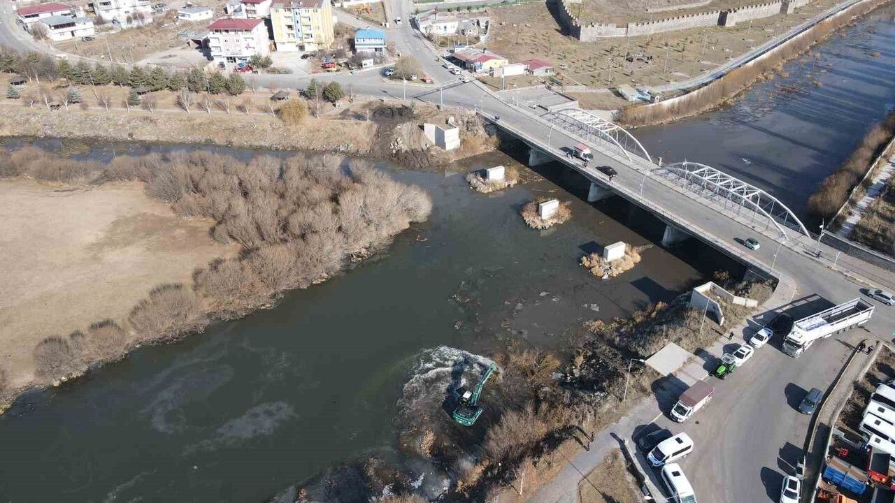 Kura Nehri'nde 3 km'lik Temizlik Çalışması: DSİ Ardahan Harekete Geçti