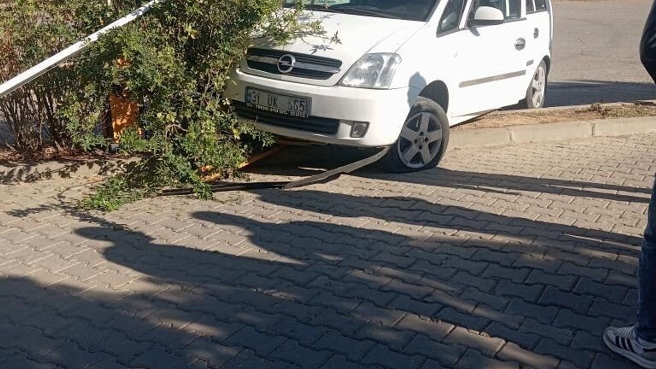 Kurtalan'da Hastane Girişinde Kaza: Sürücü Refüje Çıktı