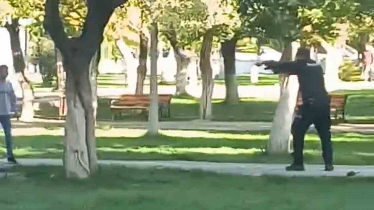 Kurtalan'da Zihinsel Engelli Genç Parkta Vatandaşlara Bıçakla Saldırdı