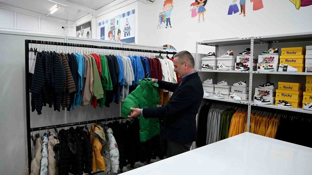 Kuşadası’nda 'Ada Kıyafet Evi' Açıldı — 3-12 Yaş Çocuklara Ücretsiz Kıyafet