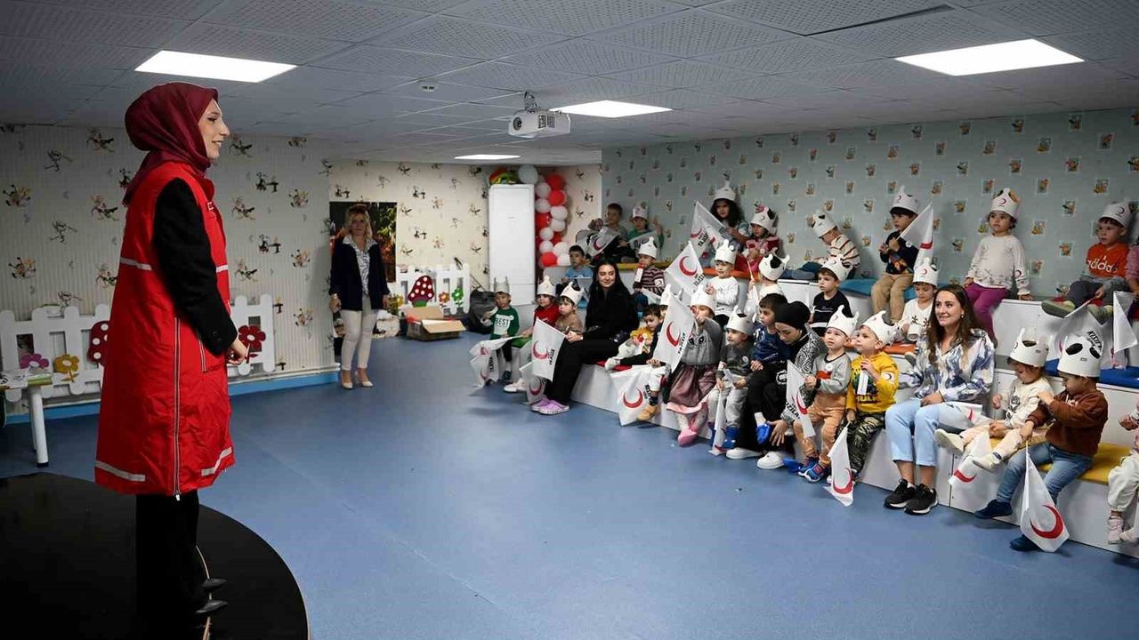 Kuşadası'nda Miniklere Kızılay Eğitimi