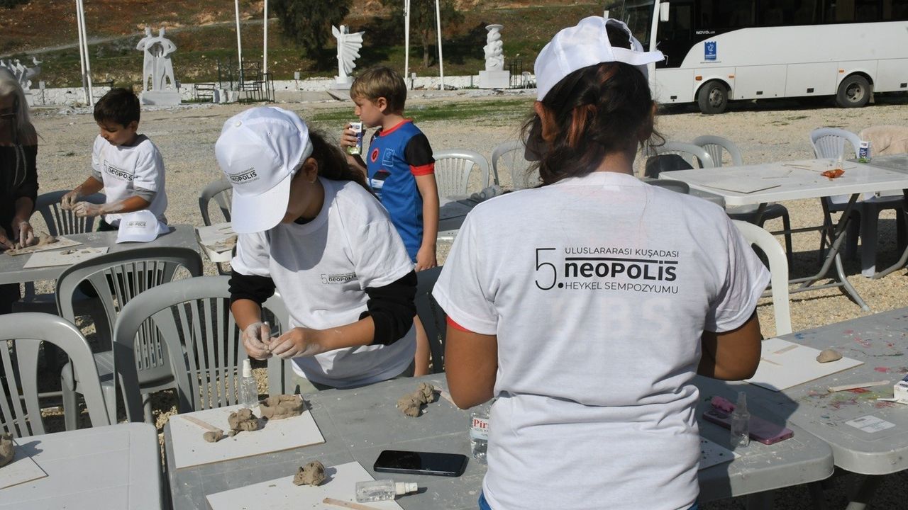 Kuşadası Neopolis Heykel Sempozyumu: 90 Çocuk Kil Atölyesinde