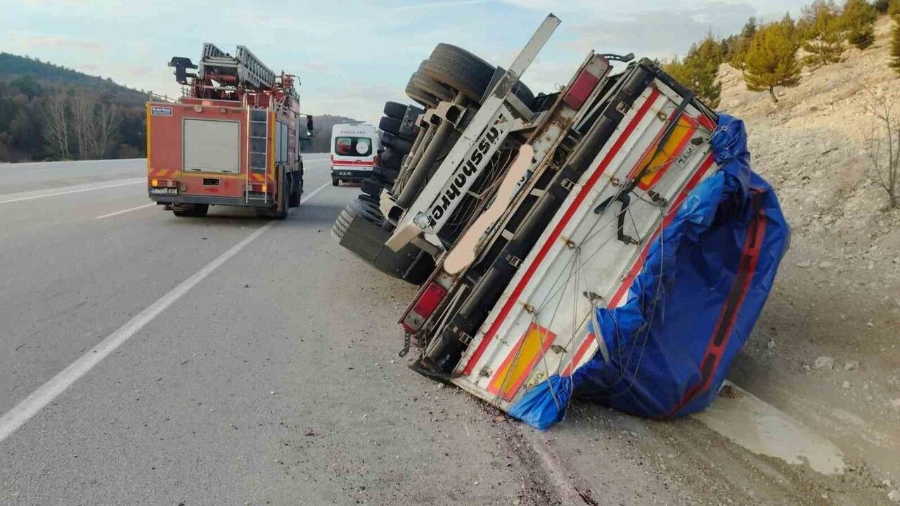 Kütahya Altıntaş'ta Tır Devrildi: Sürücü Yaralandı
