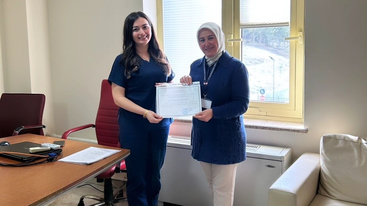 Kütahya'da 13 Sağlık Personeli 'Yoğun Bakım Hemşireliği' Sertifikası Aldı