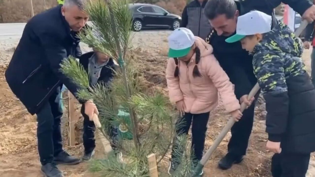 Kütahya'da 400 Fidan Toprakla Buluştu: Şehitlere Vefa