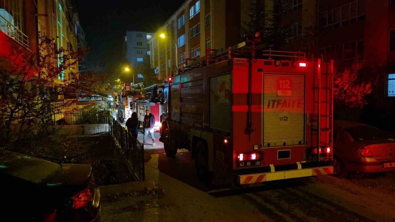 Kütahya'da 5 Katlı Binanın Teras Katında Yangın Paniği
