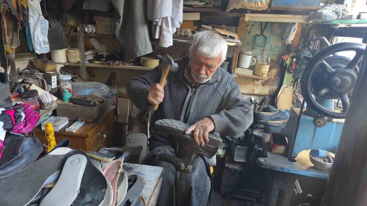 Kütahya'da 65 Yıllık Ayakkabı Ustası Mehmet Ersulak: 'Meslek Bitti, Yetişen Yok'