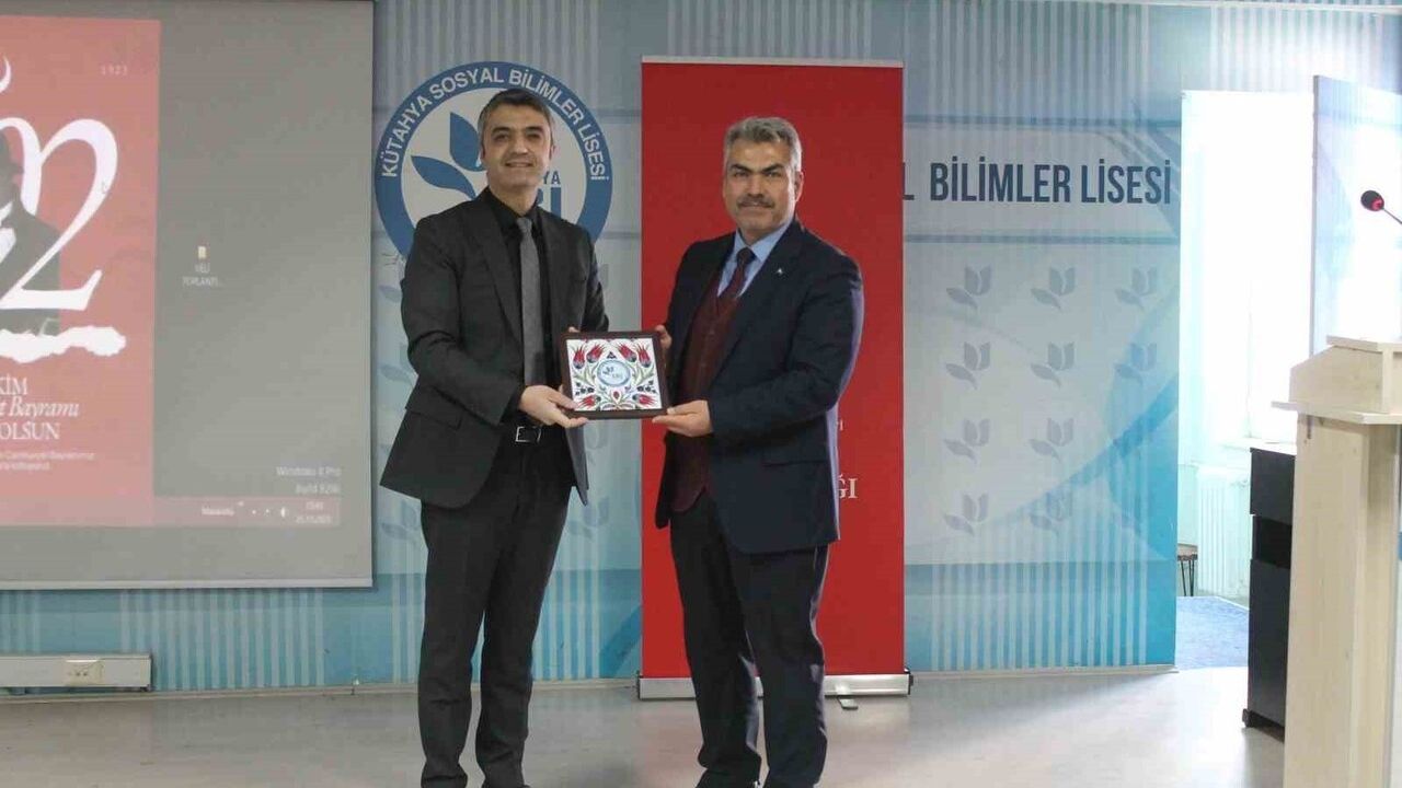 Kütahya'da Gençler Dijital Okuryazarlık ve Dezenformasyonla Mücadele Eğitimi