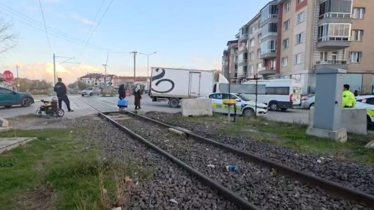 Kütahya'da Hemzemin Geçitte Akülü Araç Devrildi: 1 Yaralı