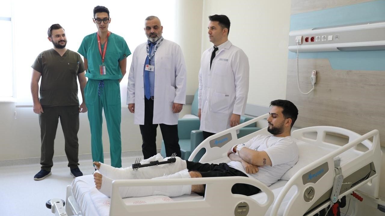 Kütahya'da Mikrocerrahi Başarı: KSBÜ 15 Saatlik Operasyonla Hastayı Yürüttü