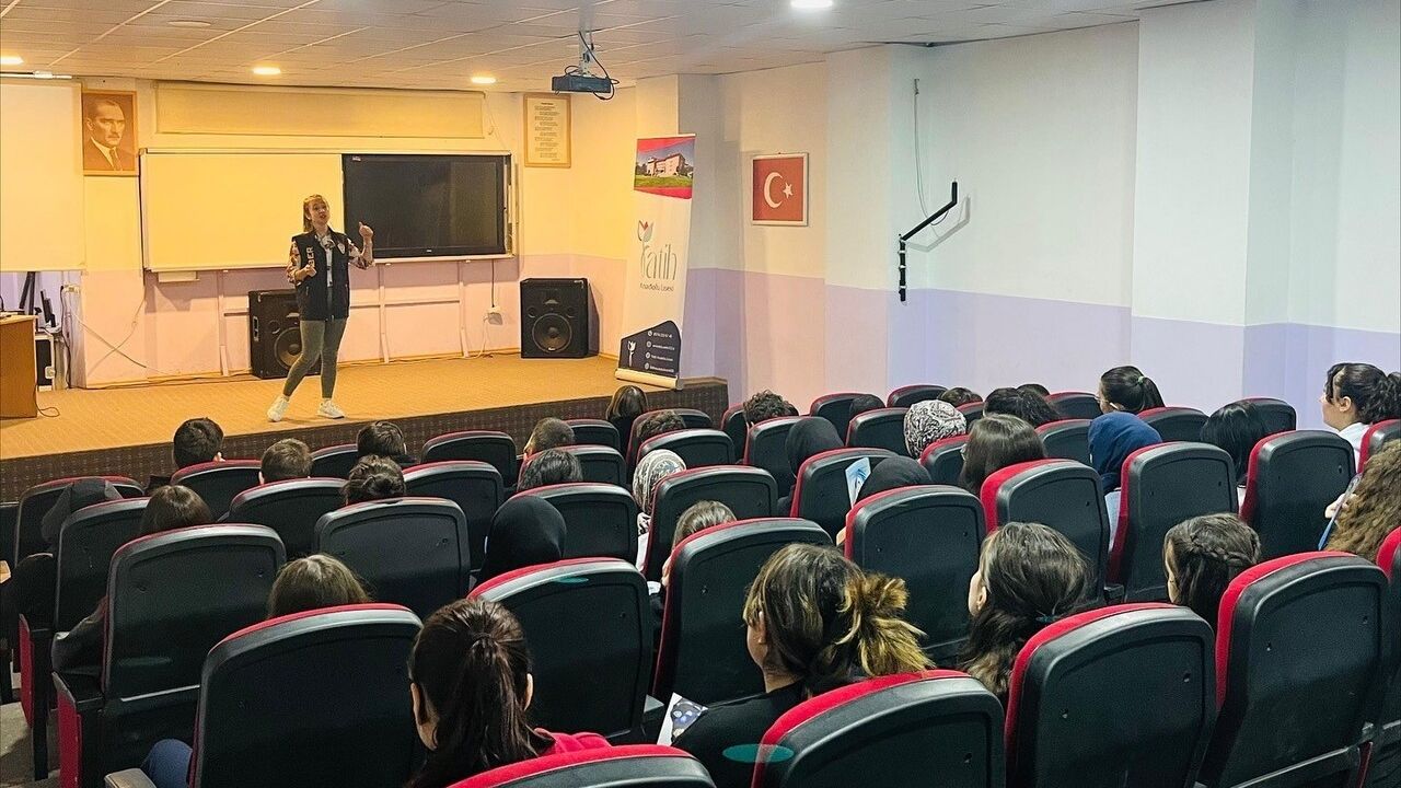 Kütahya'da Öğrencilere Siber Güvenlik ve Bilinçli İnternet Semineri