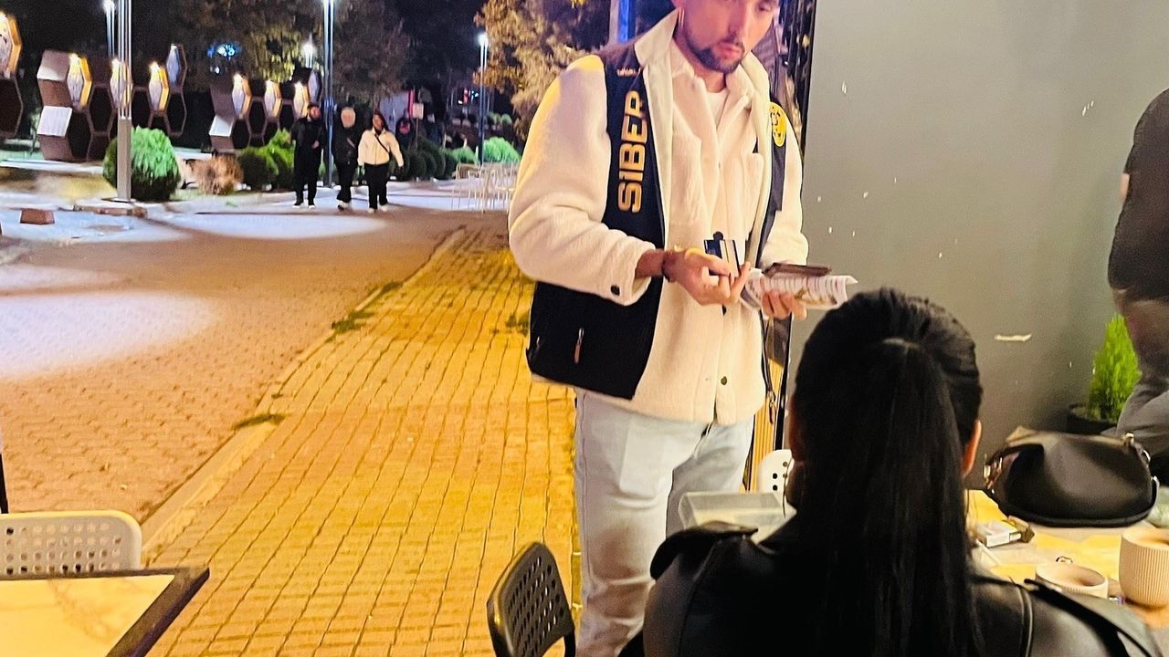 Kütahya'da SİBERAY Kafeler Bölgesinde Siber Suçlar Hakkında Bilgilendirme Yaptı