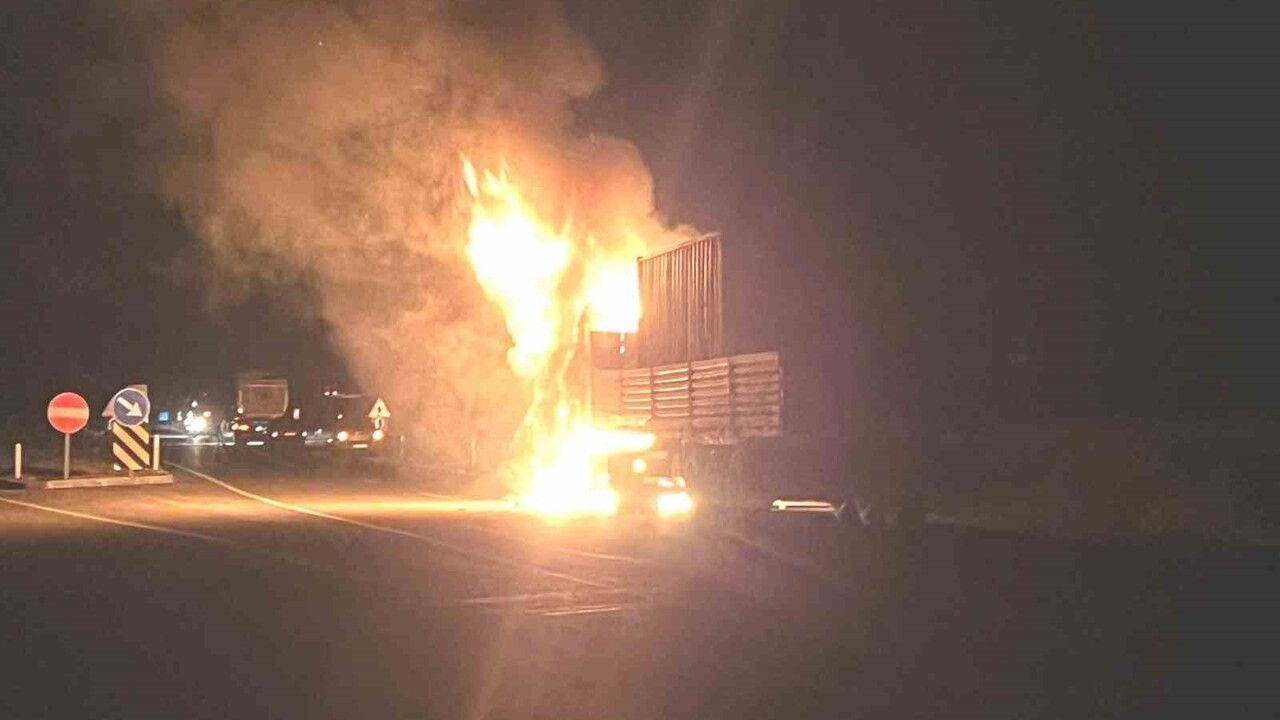 Kütahya'da Tır Alev Aldı: 43 ADC 522 Kullanılamaz Hale Geldi