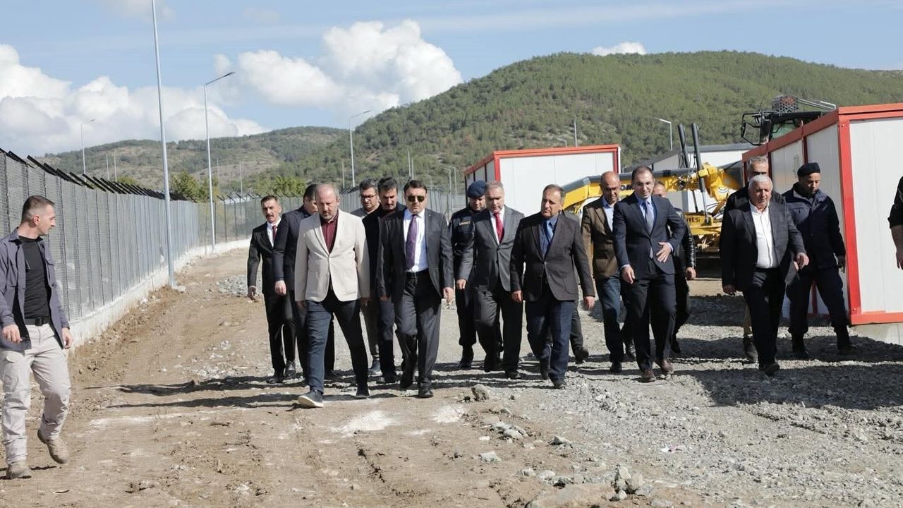 Kütahya'da Vali Musa Işın ve Bakan Danışmanı Karaca Hayvan Barınaklarını İnceledi