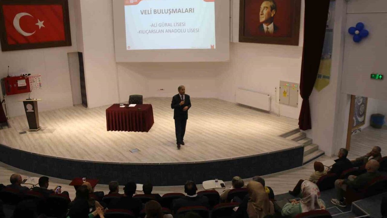 Kütahya'da Veli Buluşmaları ile Okul-Veli İş Birliği Güçlendi