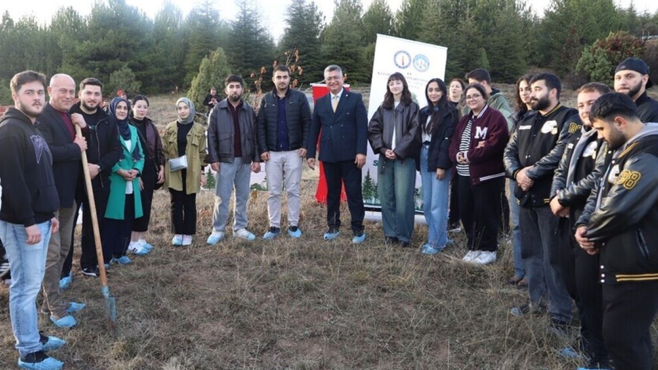 Kütahya Dumlupınar Üniversitesi'nde Yeşil Vadi Seferberliği Fidan Dikimi