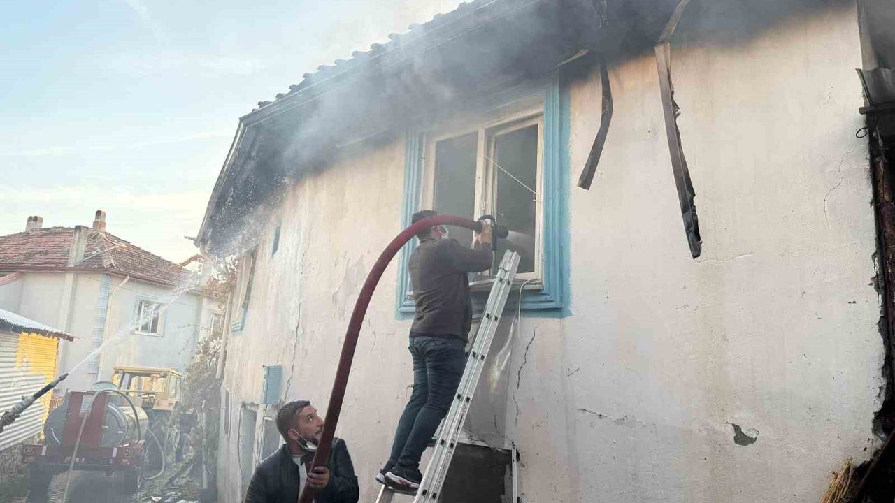 Kütahya Hisarcık'ta Yangın: İki Ev ve Bir Ahır Kullanılamaz Hale Geldi