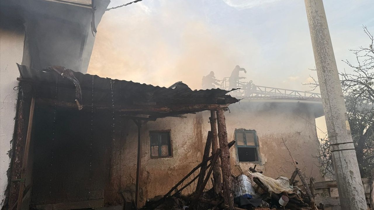 Kütahya Şeyhler Köyü'nde Yangın: 2 Ev ve 1 Ahır Kullanılamaz Hale Geldi