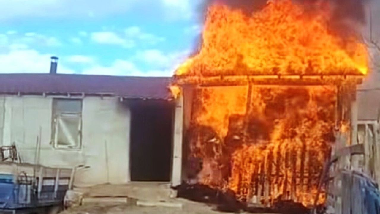 Kütahya Seyitömer'de Ahır Yangını Hızlı Müdahaleyle Söndürüldü