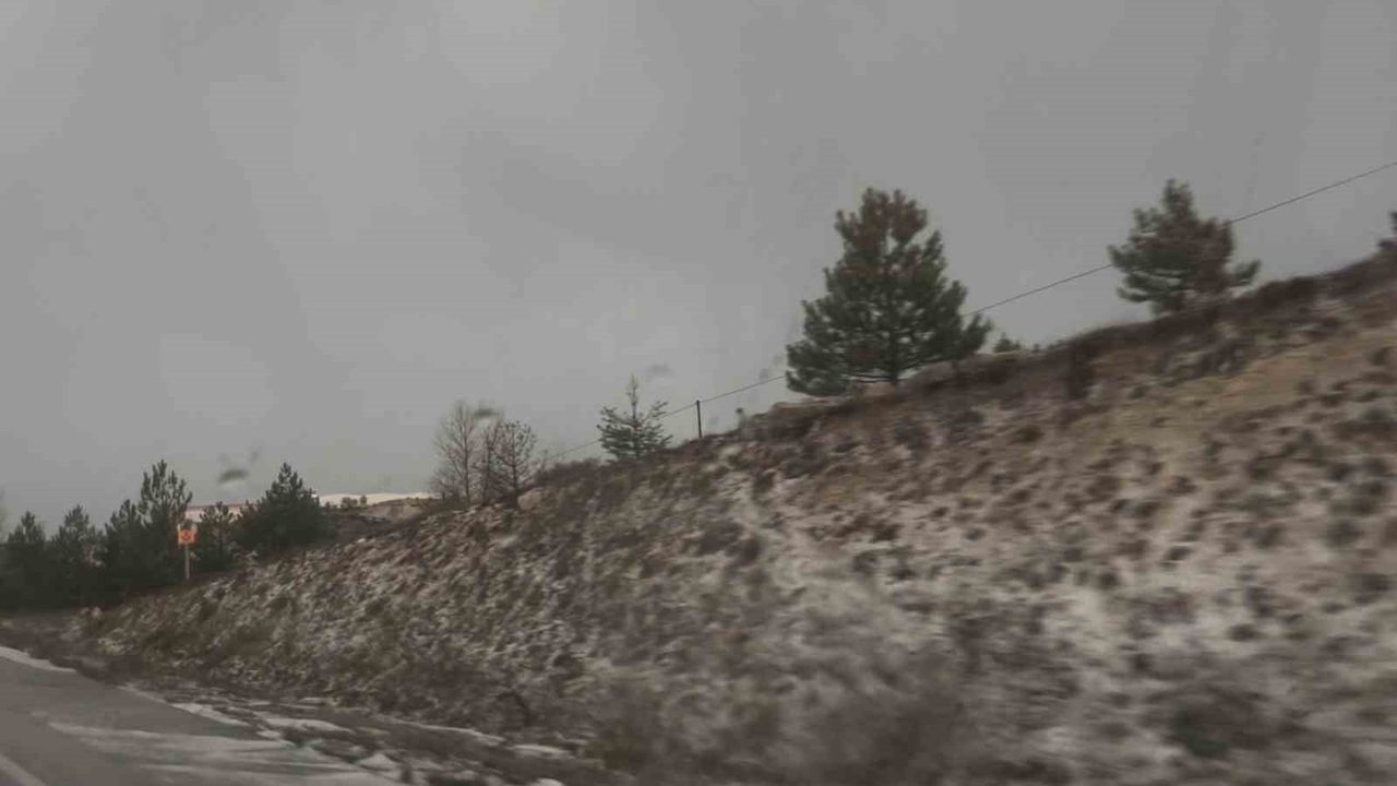 Kütahya Tavşanlı'da Ceviz Büyüklüğünde Dolu, Yollar Beyaza Büründü