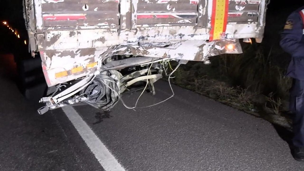 Kütahya Tavşanlı'da Tıra Arkadan Çarpan Otomobil Hurda Haline Geldi: 1 Ölü