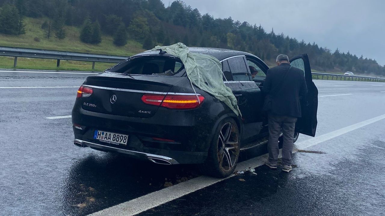 Lüleburgaz'da Şiddetli Sağanak: Mercedes Tıra Çarptı