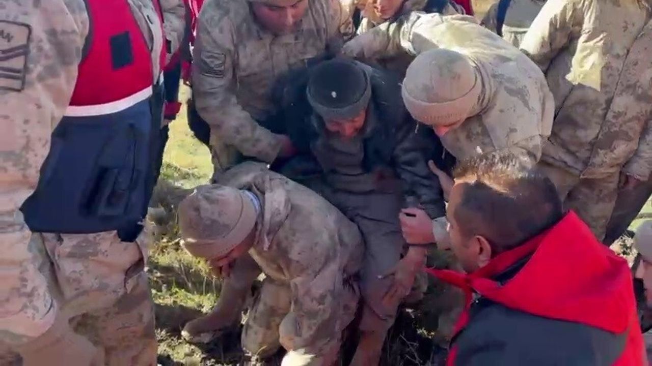Macera Off-Road Ekibi Erzurum'da Kayıp Çobanı Bataklıkta Kurtardı