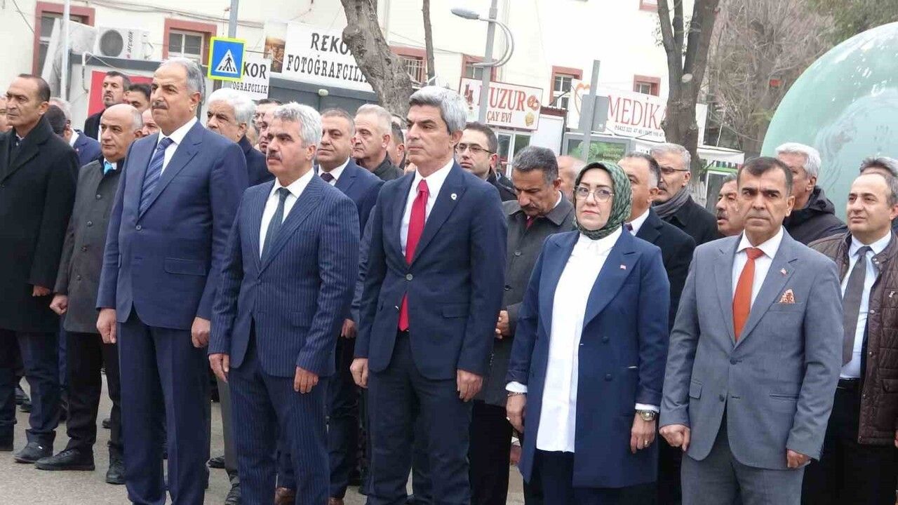 Malatya'da 24 Kasım Öğretmenler Günü'nde Atatürk Anıtı'na Çelenk