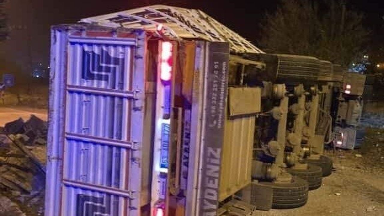 Malatya'da Devrilen Tır Sürgü Mahallesi'nde Yolu Kapattı