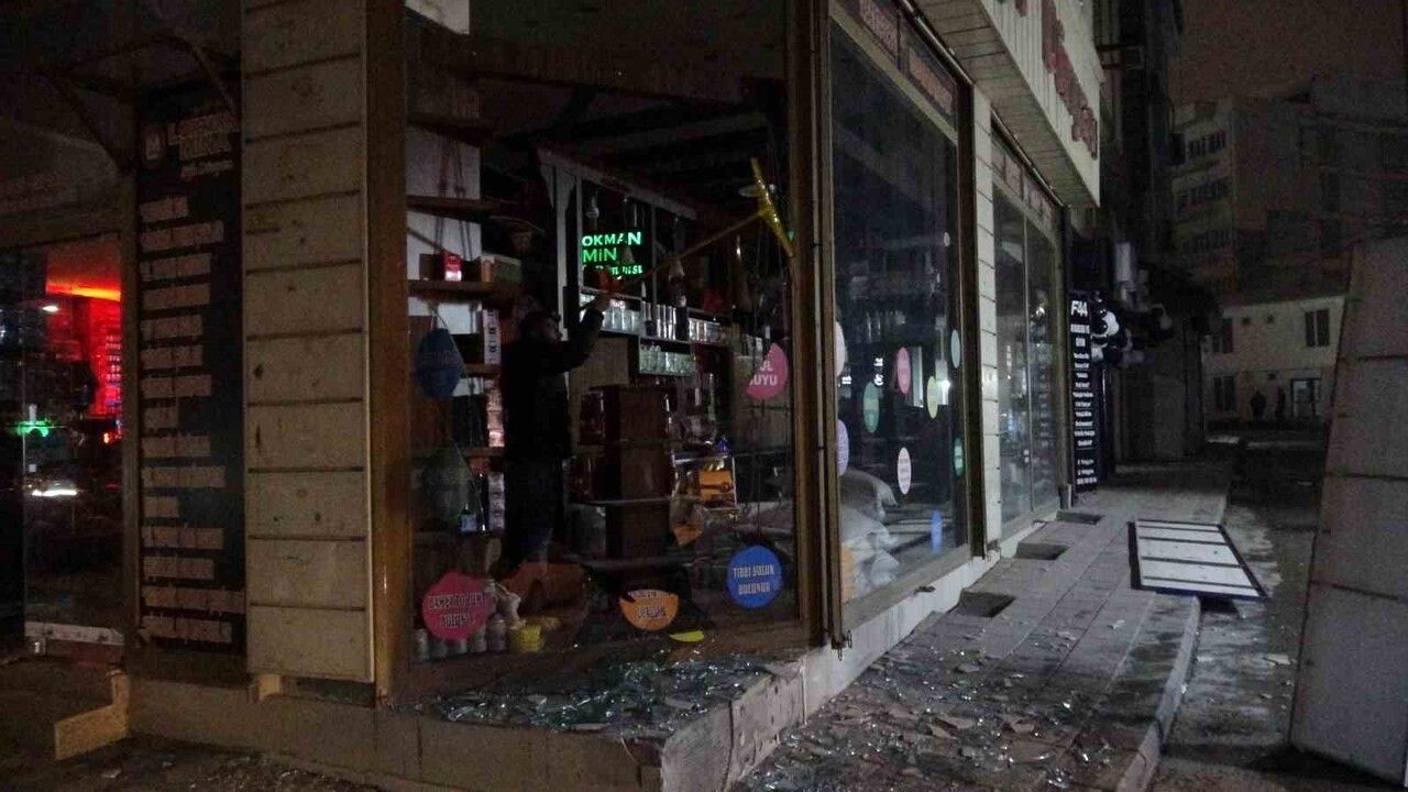 Malatya'da hafriyat kamyonu lastik patlaması iş yeri camlarını kırdı