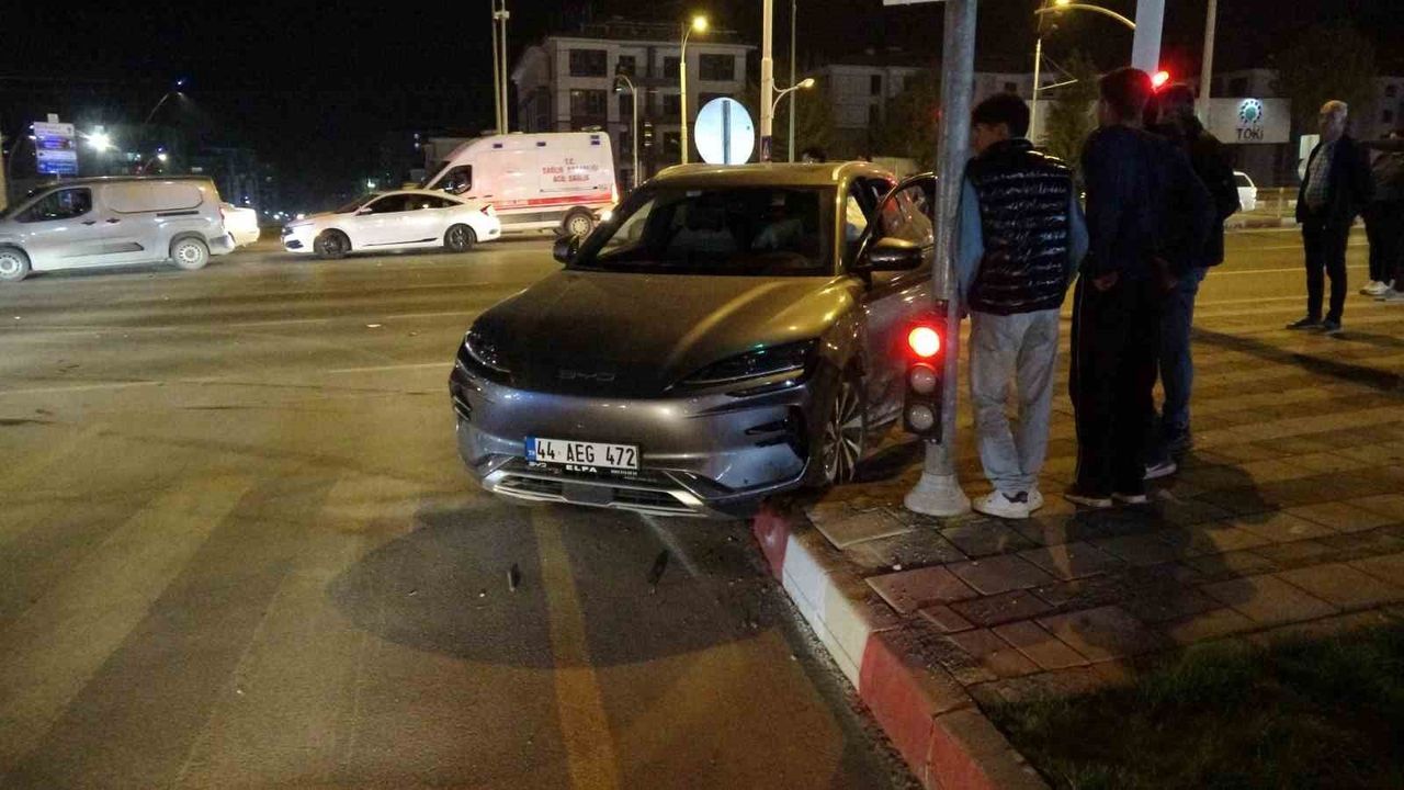 Malatya'da Kavşakta Çarpışma: 3 Kişi Yaralandı