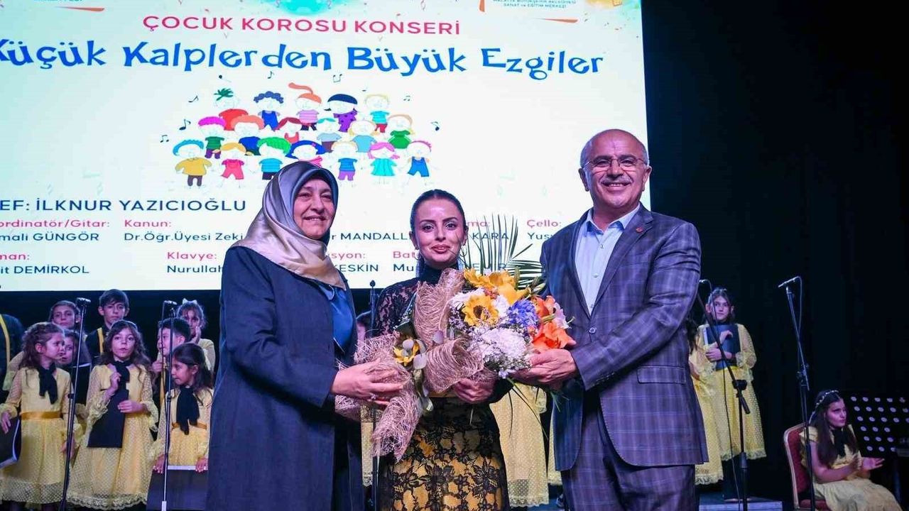 Malatya'da 'Küçük Kalplerden Büyük Ezgiler' Çocuk Korosu Sahne Aldı