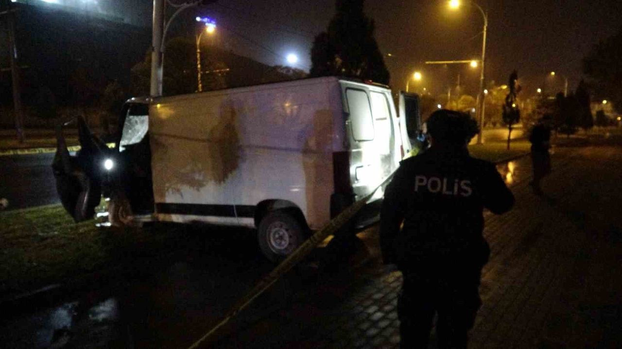 Malatya'da Minibüs Direğe Çarptı: 18 Yaşındaki Sürücü Hayatını Kaybetti