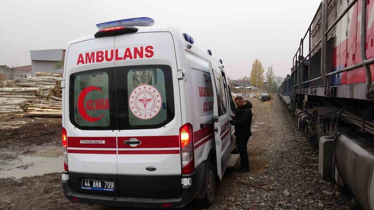 Malatya'da Raylara Düşen Kişi Yük Treninin Çarpmasıyla Yaralandı