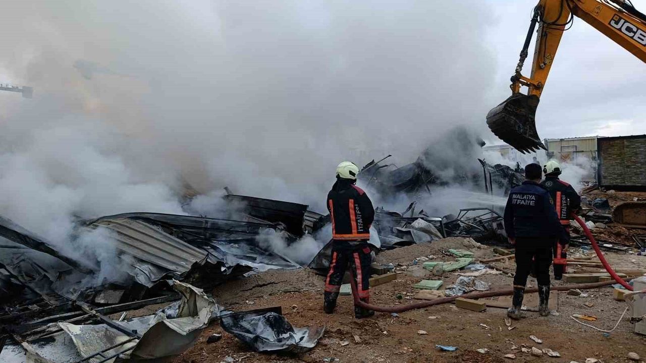 Malatya'da Şantiyede Konteyner Yangını Söndürüldü