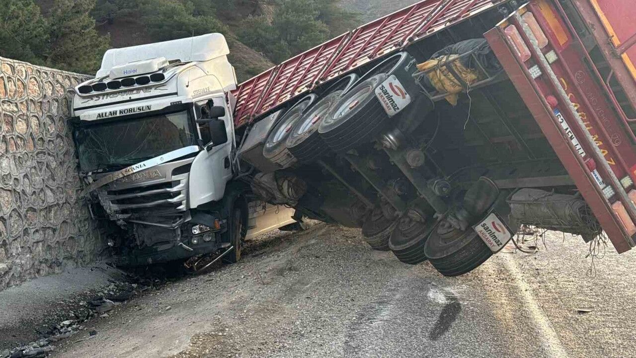 Malatya'da Tır İstinat Duvarına Çarptı: 1 Yaralı