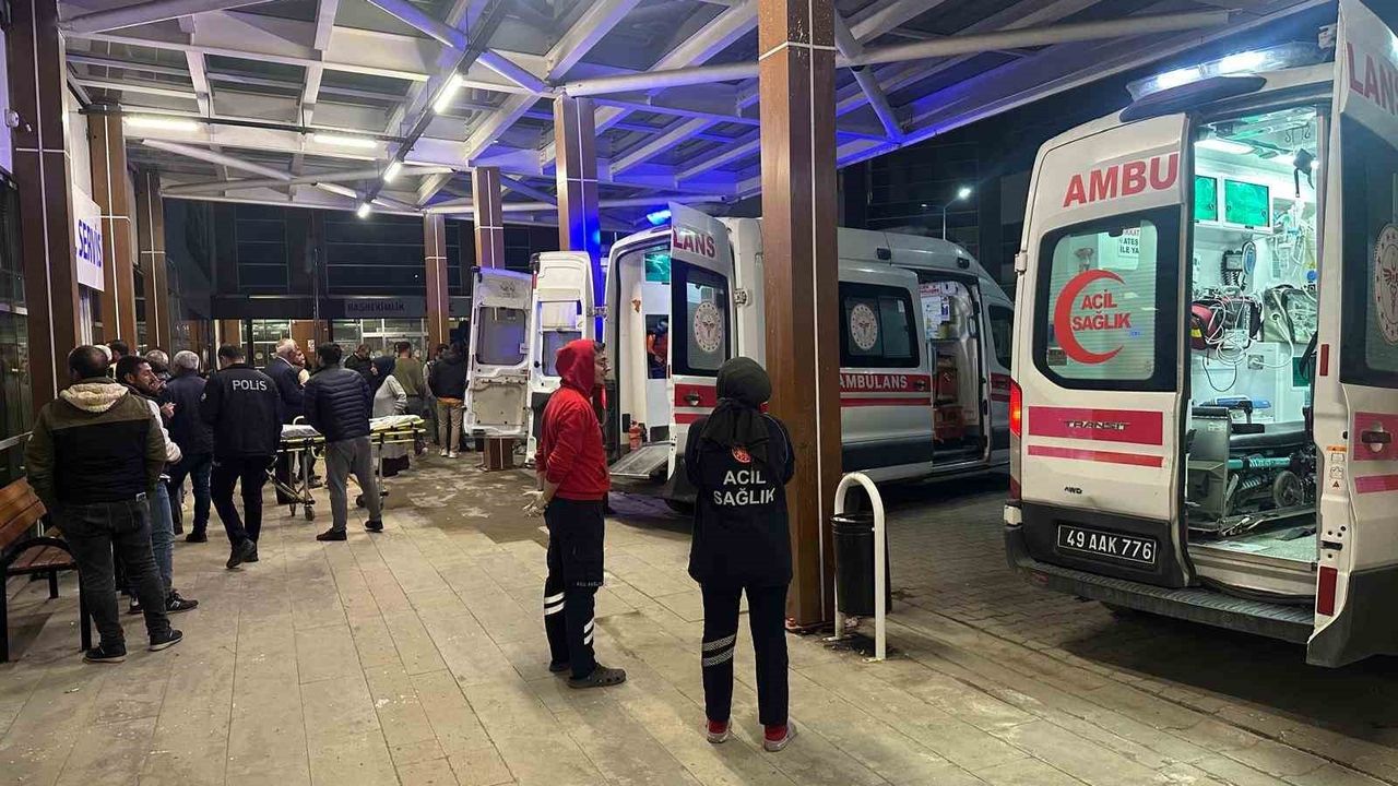 Malazgirt'te Öğretmenleri Taşıyan Taksi Takla Attı: 7 Yaralı