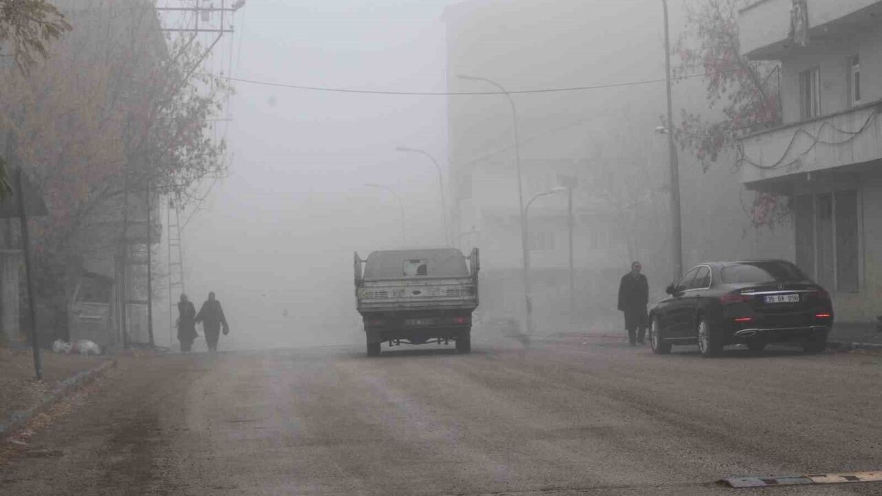 Malazgirt’te Yoğun Sis Günlük Hayatı Aksattı