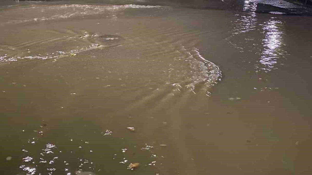 Maltepe'de Sağanak: Yollar Göle Döndü