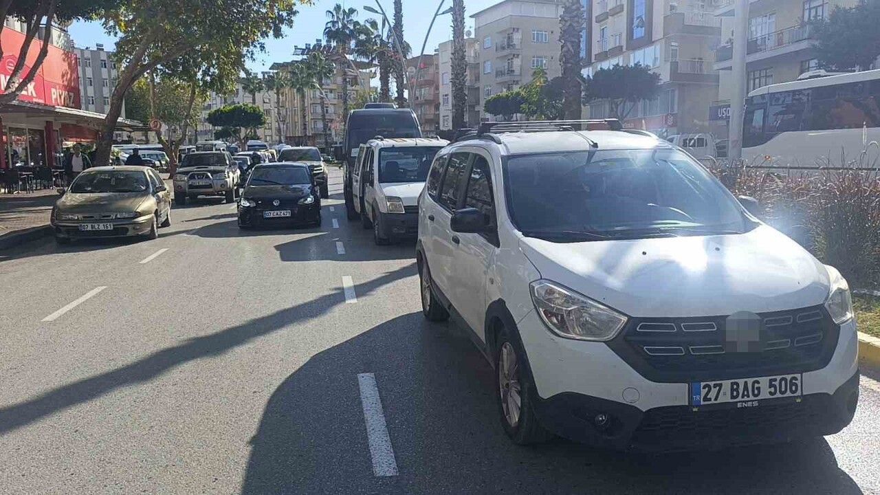 Manavgat'ta 3 Araçlı Zincirleme Kaza: 1 Yaralı