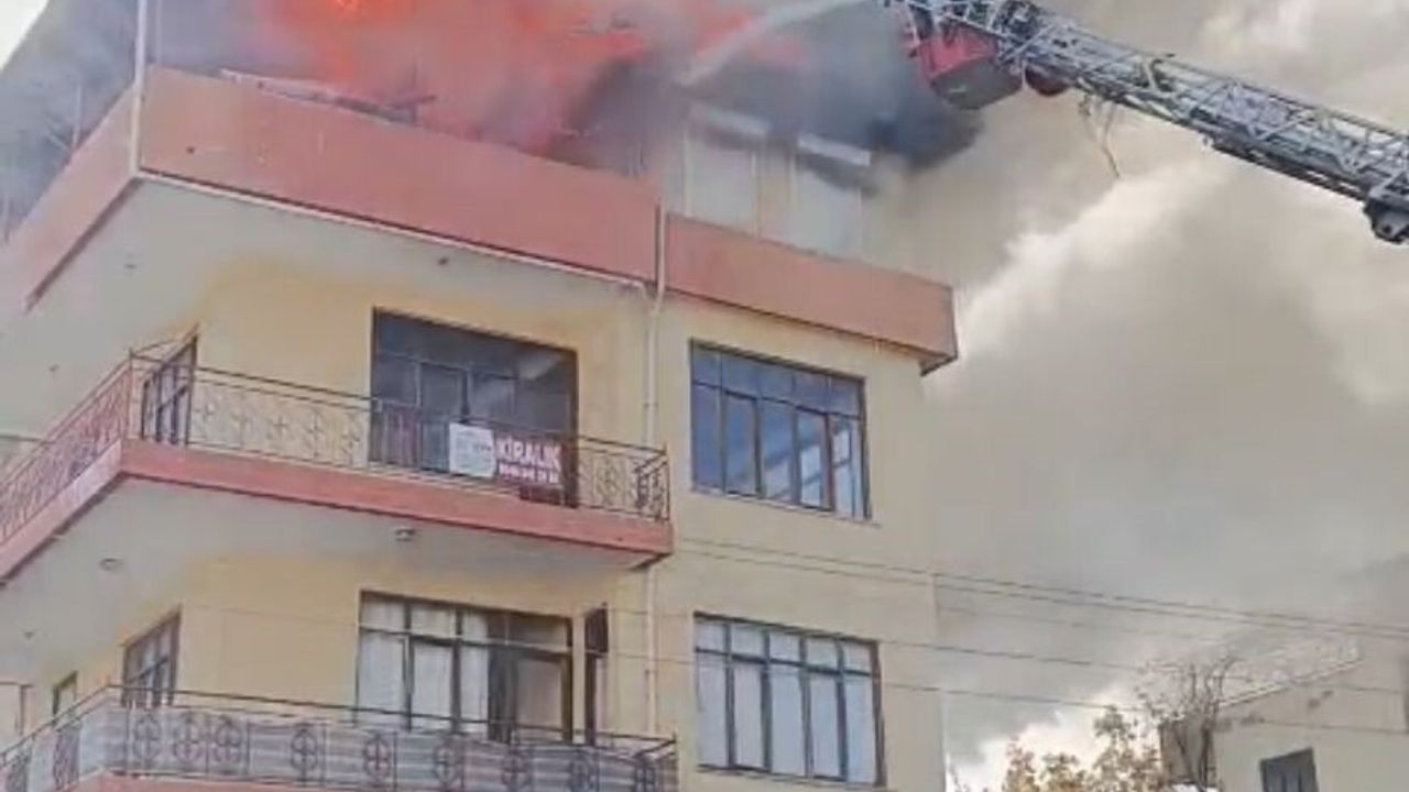 Manavgat'ta Çatı Yangını: 3 Çocuk İnşaat İşçileri ve Mahalle Sakinleri Tarafından Kurtarıldı