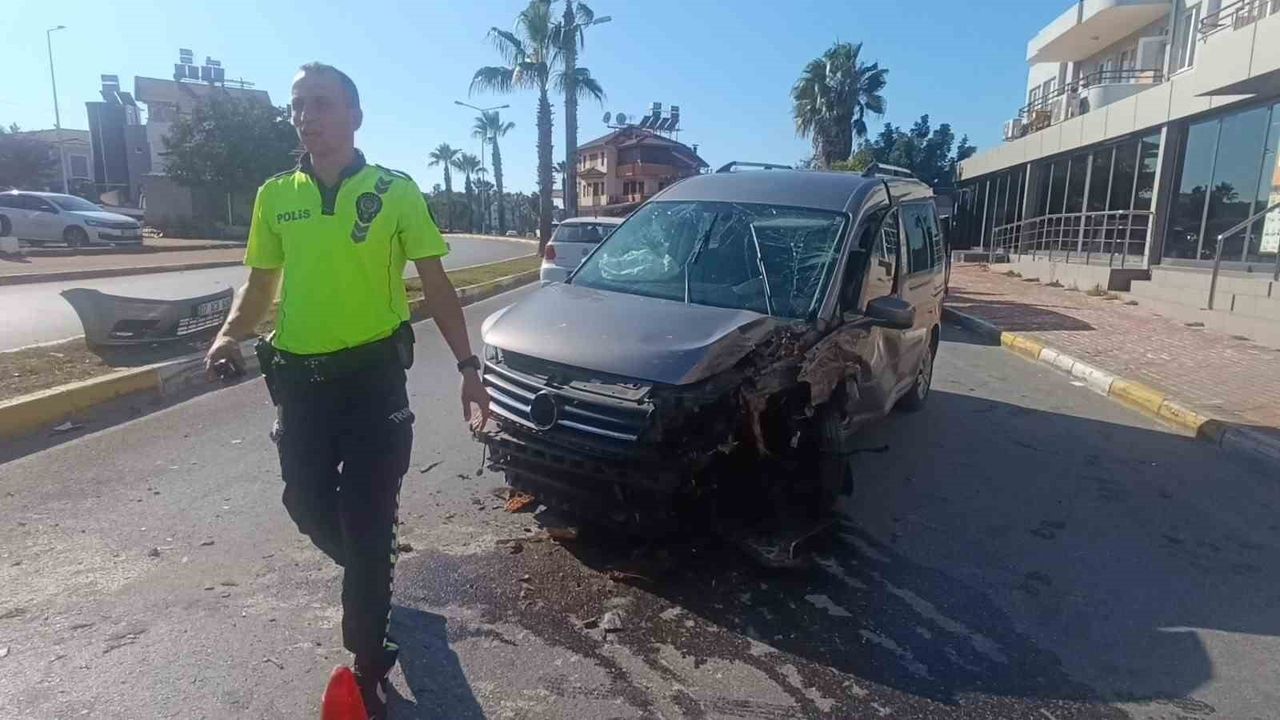 Manavgat'ta Hafif Ticari Araç Palmiye Ağacına Çarptı: Sürücü Yaralandı