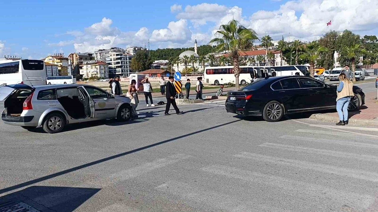 Manavgat'ta İl Sağlık Müdürlüğü Aracı Kaza Yaptı: 2 Sağlık Çalışanı Yaralandı