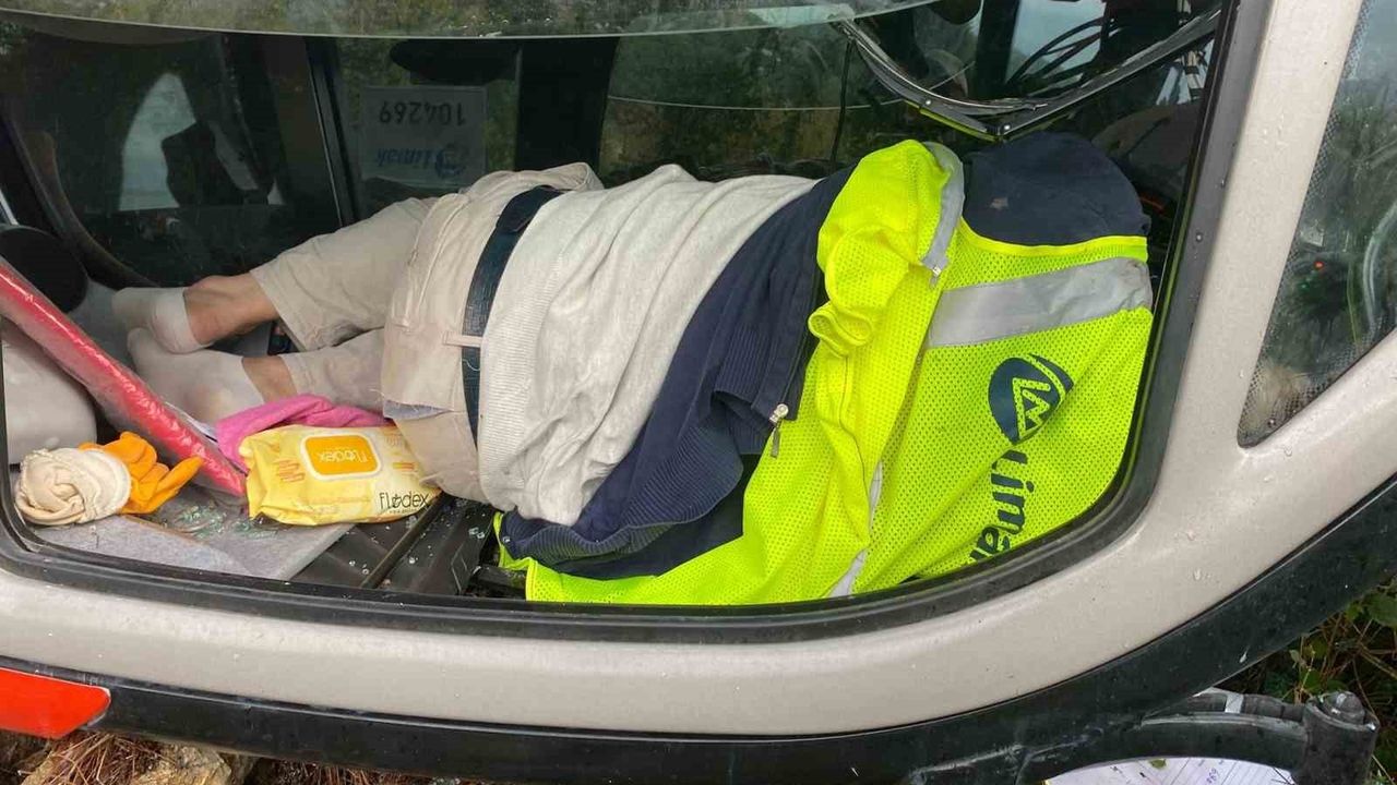 Manavgat'ta iş makinası şarampole devrildi: 1 yaralı