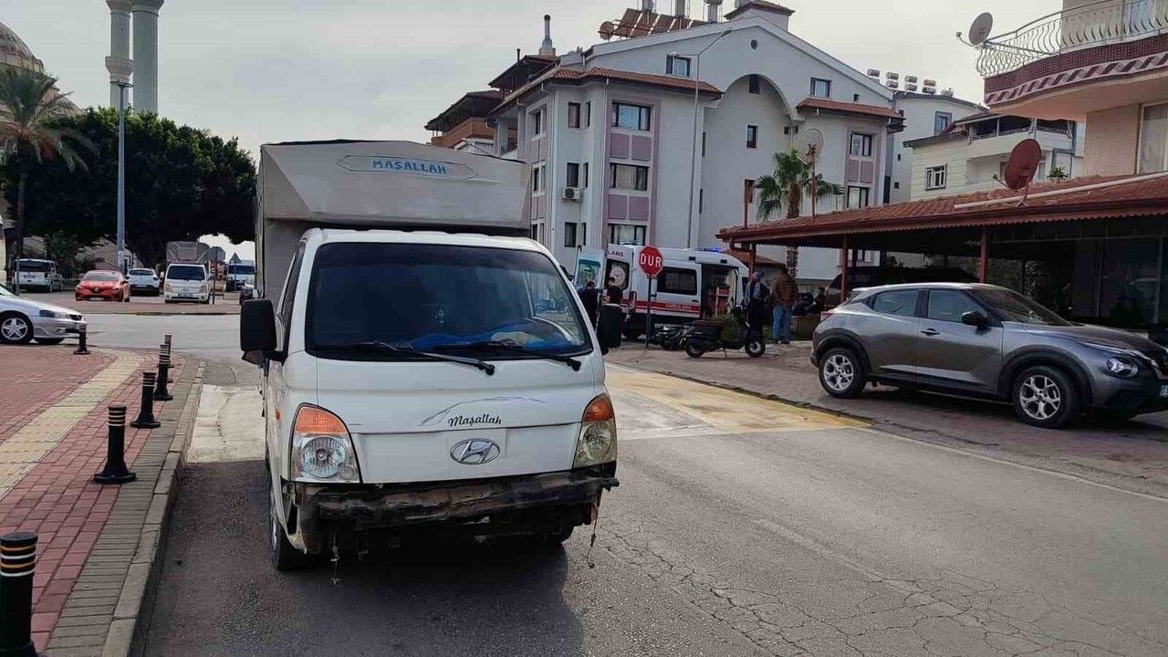 Manavgat'ta Kamyonetle Motorlu Bisiklet Çarpıştı: Sürücü Yaralandı