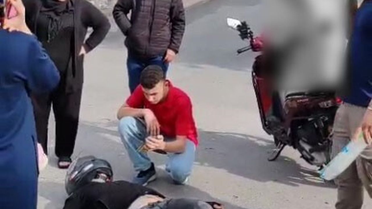 Manavgat'ta kaza: Yaralı motosiklet sürücüsü anne ve çocuğu sakinleştirdi