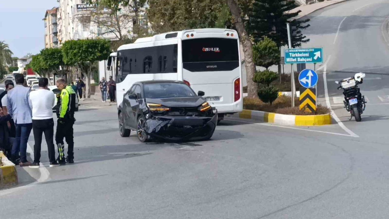 Manavgat'ta Kırmızı Işık İhlali Kaza Yaptırdı: 1 Yaralı Tedaviyi Reddetti