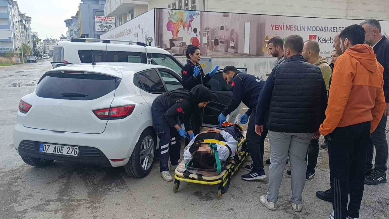 Manavgat'ta kontrolsüz kavşakta çarpışma: 1 yaralı