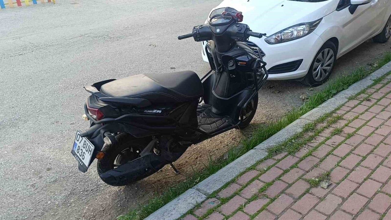 Manavgat'ta Korkutan Kaza: Kasksız Yolcu Kaldırıma Kıl Payı Vurmadı